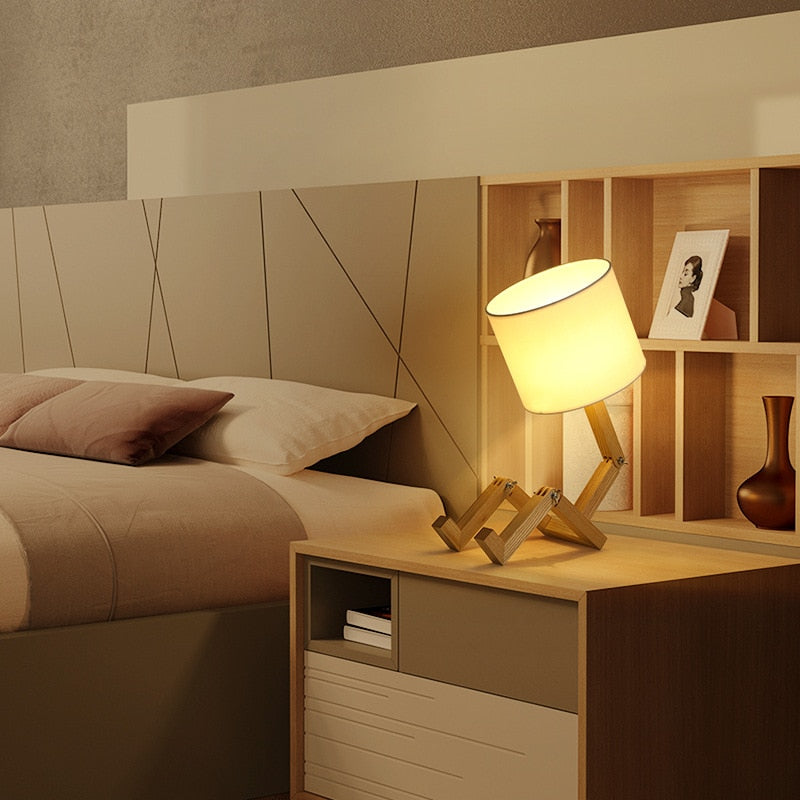 Abajur Robô de Madeira Articulado LED – Luminária Criativa e Decorativa